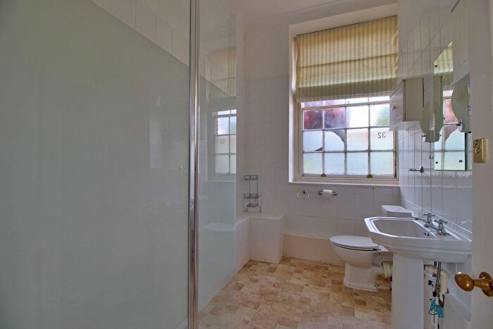 2 Bedroom Flat For Sale In Swallowfield Park, Swallowfield, Reading, RG7