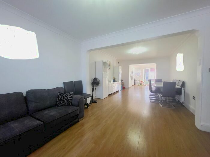 4 Bedroom Semi-Detached House To Rent In Purcell's Avenue, Edgware, HA8