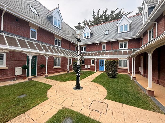 4 Bedroom Terraced House For Sale In The Avenue, Poole, BH13