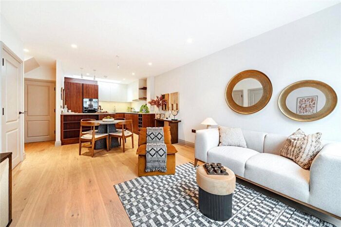 4 Bedroom Terraced House For Sale In Lynwood Close, London, E18