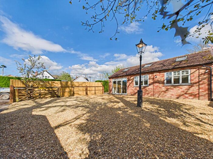1 Bedroom Detached Bungalow For Sale In West Street, Tadley, RG26