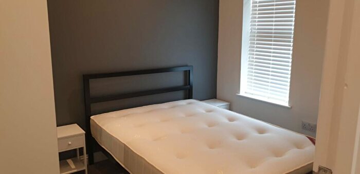 1 Bedroom Flat To Rent In Flat, Monks Road - Bed, LN2
