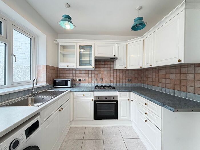 3 Bedroom Flat To Rent In Regents Park Road, London, N3