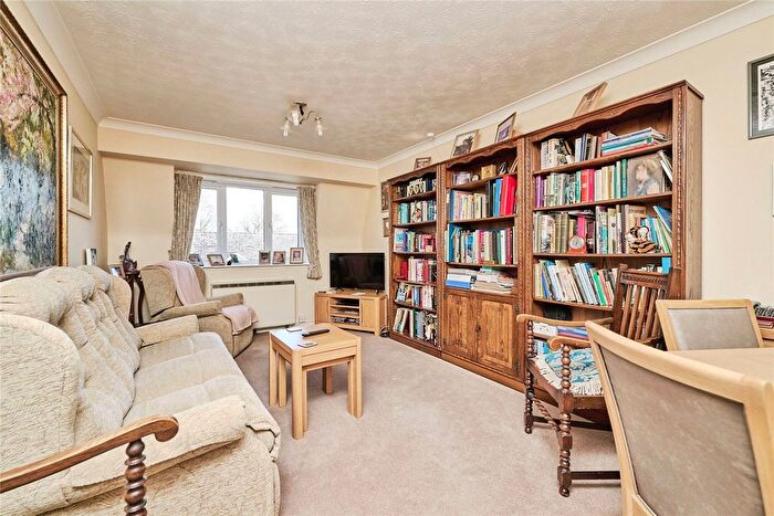 2 Bedroom Flat For Sale In The Chestnuts (Huntingdon), Godmanchester, PE29