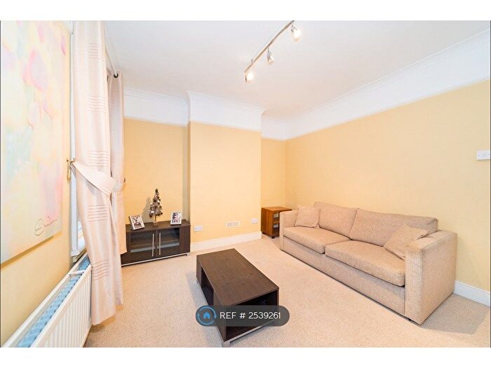 1 Bedroom Flat To Rent In Forest Road, Leytonstone, E11