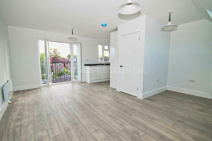 3 Bedroom Flat To Rent In West Barnes Lane, New Malden, KT3