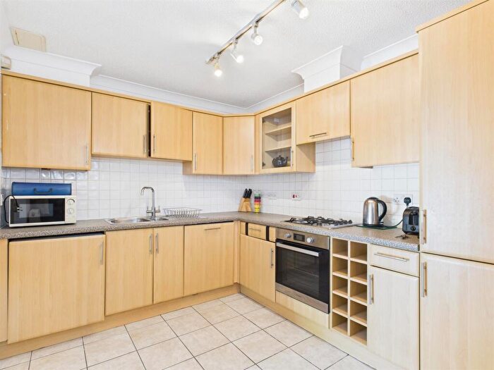 2 Bedroom Apartment To Rent In Twig Folly Close, Bethnal Green, E2