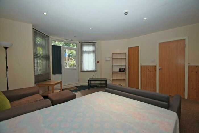 1 Bedroom Flat To Rent In Ash Grove, Hyde Park, Leeds, LS6