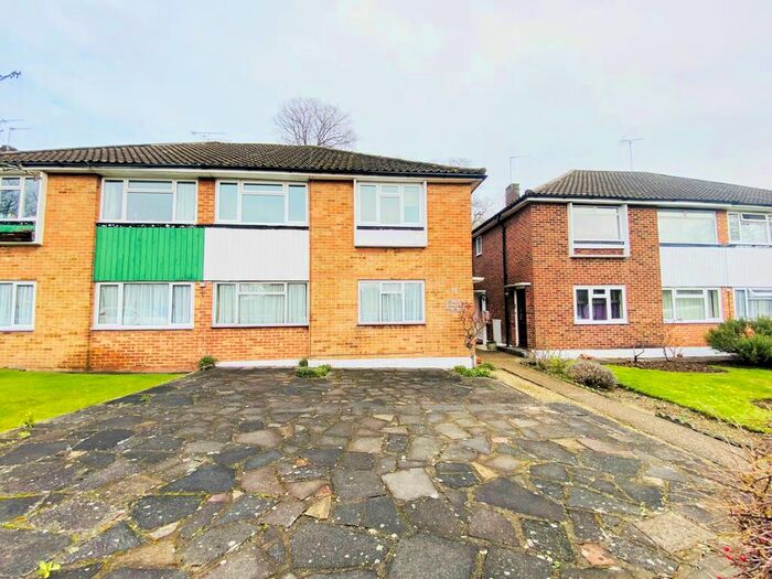 3 Bedroom Flat To Rent In Vernon Crescent, East Barnet, EN4