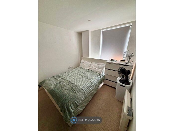 2 Bedroom Flat To Rent In Winders Road, London, SW11