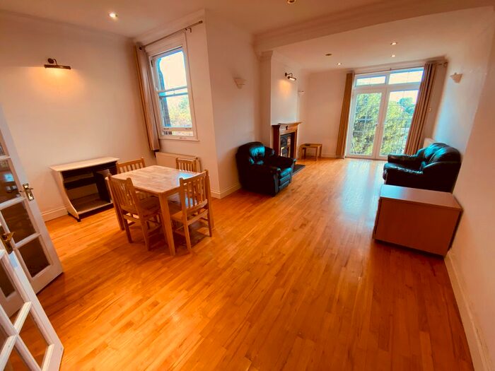3 Bedroom Flat To Rent In Friern Park, London, N12