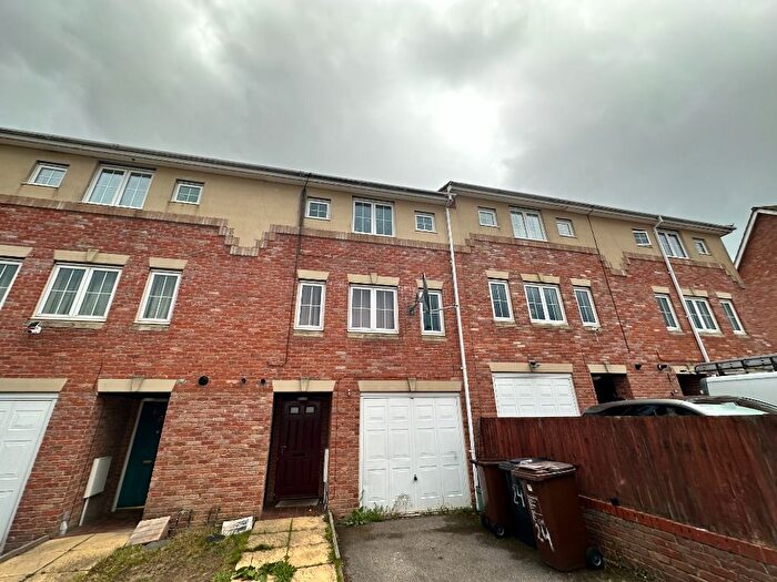 4 Bedroom Semi-Detached House To Rent In Penrhyn Close, Corby, NN18