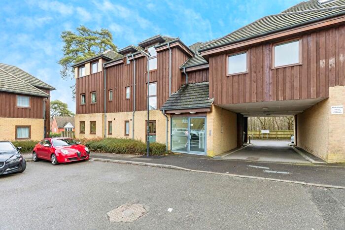 1 Bedroom Flat For Sale In Oakwood Court, Crawley, RH11