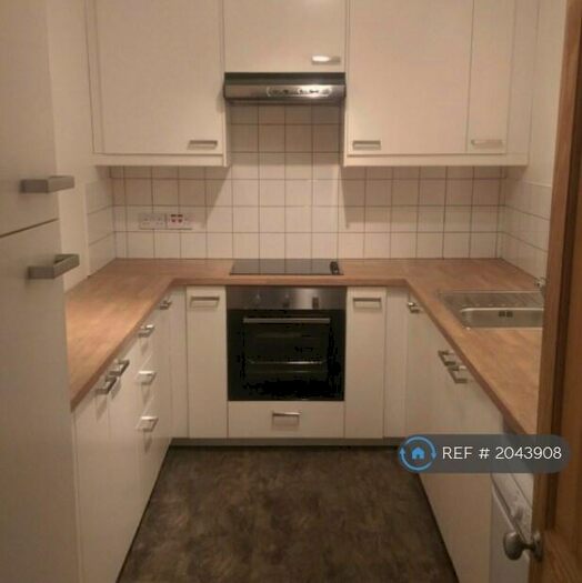 2 Bedroom Flat To Rent In Station Road, Addlestone, KT15