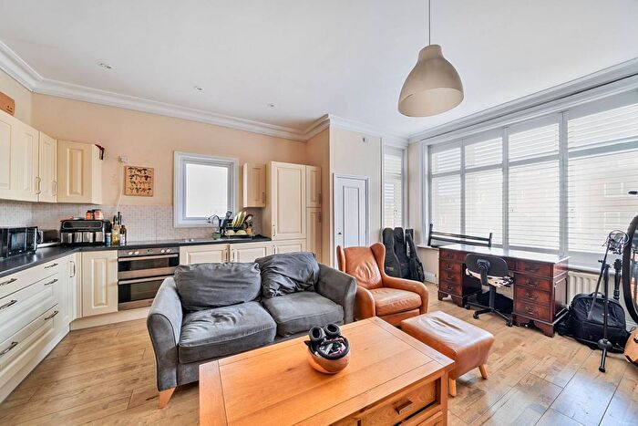 2 Bedroom Flat To Rent In Thornton Avenue, Streatham Hill, London, SW2