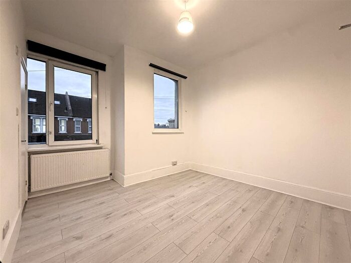 Studio To Rent In Lascotts Road, London, N22