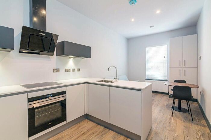 2 Bedroom Flat To Rent In Waverley Street, Nottingham, Nottinghamshire, NG7