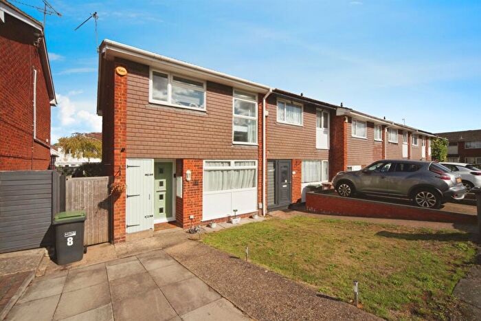 3 Bedroom End Of Terrace House For Sale In Rosedale Close, Luton, LU3