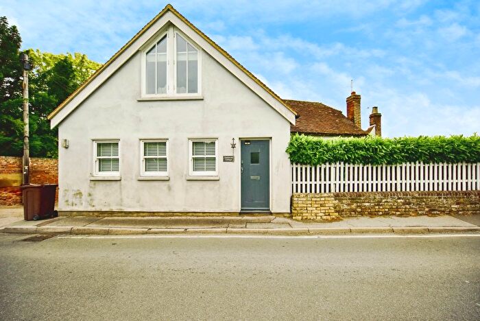 1 Bedroom Cottage For Sale In Lower Road, East Farleigh, Maidstone, Kent, ME15