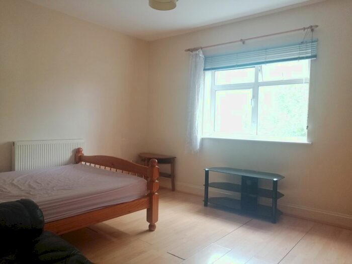 1 Bedroom Flat To Rent In Camberwell Road, London, SE5