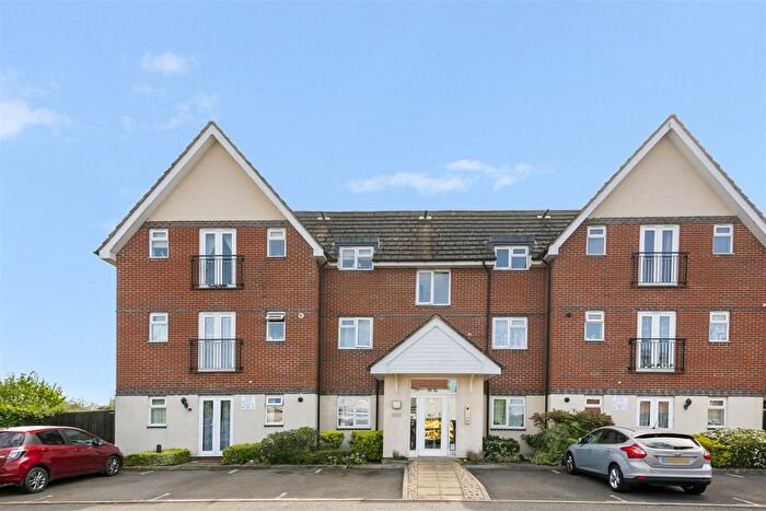 2 Bedroom Flat For Sale In Uxbridge Road, Hayes, UB4