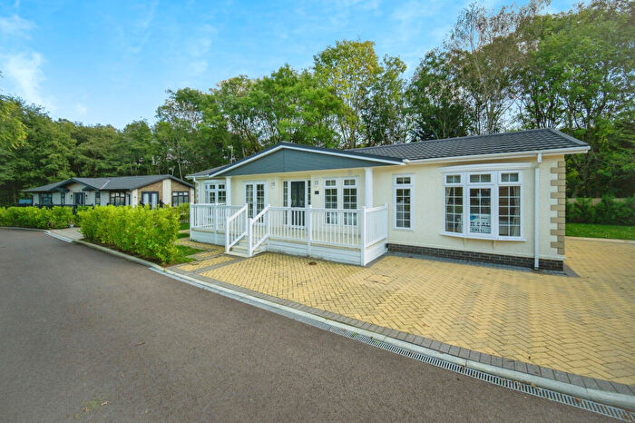 2 Bedroom Park Home For Sale In Godalming, Surrey, GU8