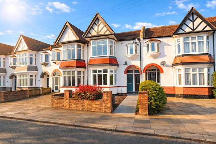 2 Bedroom Flat To Rent In Leigh Hall Road, Leigh-on-Sea, SS9