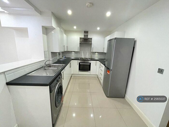 2 Bedroom Flat To Rent In Broomwood Road, London, SW11