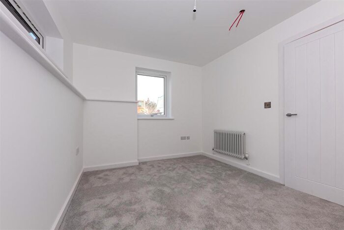 2 Bedroom Flat To Rent In Lincoln Avenue, Peacehaven, BN10