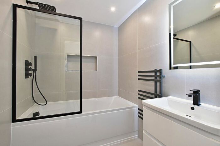 2 Bedroom Flat For Sale In Flat, The Oaks, Sparrows Herne, Bushey, Hertfordshire, WD23
