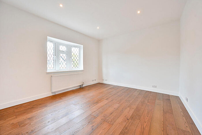 3 Bedroom Flat To Rent In Malden Road, Worcester Park, KT4