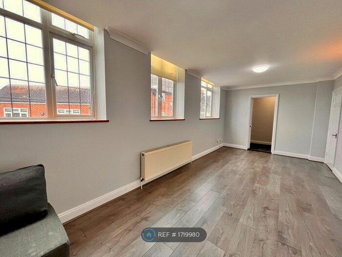 2 Bedroom Maisonette To Rent In The Masons, Gerrards Cross, SL9