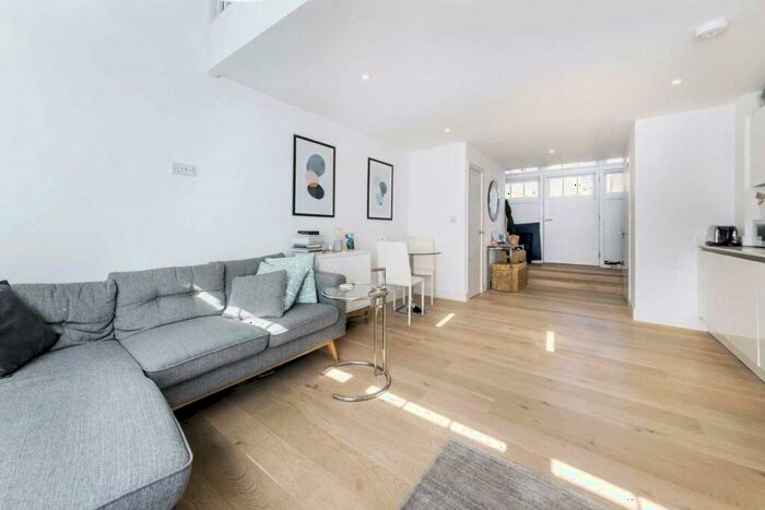 1 Bedroom Duplex To Rent In Severn Court, Clyde Square, Limehouse, London, E14