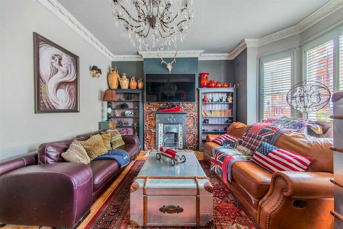 3 Bedroom Flat To Rent In Broomwood Road, London, SW11