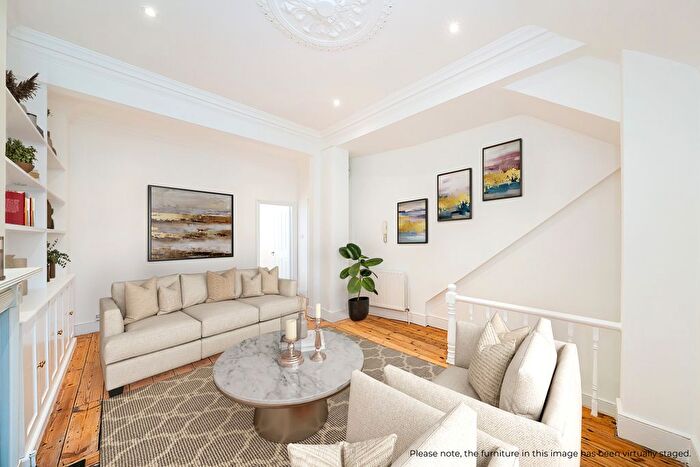 2 Bedroom Flat For Sale In Battersea Rise, London, SW11
