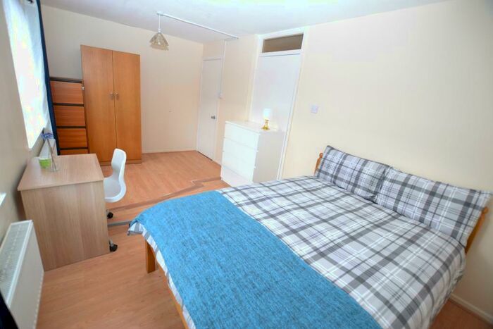 4 Bedroom Flat To Rent In Lipton Road, Limehouse, London, E1