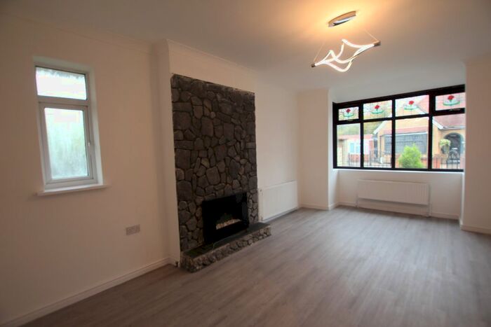 3 Bedroom Detached Bungalow To Rent In Pretoria Crescent, Chingford, London, E4