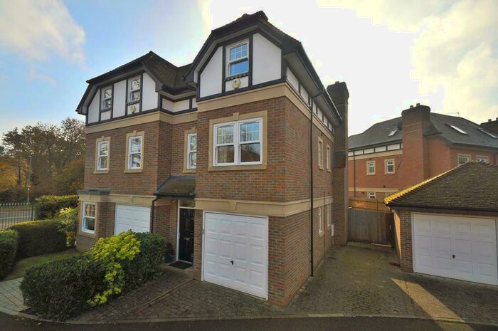 3 Bedroom Mews To Rent In Sterling Place, Oatlands Avenue, KT13