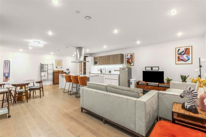 3 Bedroom Flat To Rent In Clapham Road, London, SW9