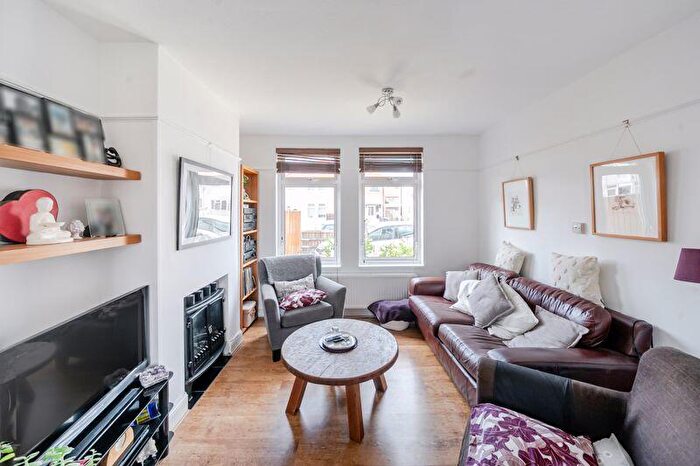 3 Bedroom Semi-Detached House For Sale In Phipps Road, Oxford, OX4