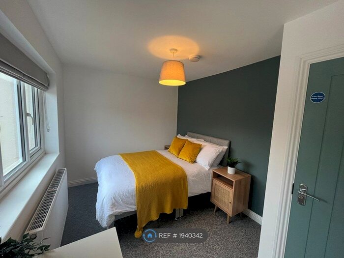 6 Bedroom Semi-Detached House To Rent In Frenchay Park Road, Bristol, BS16