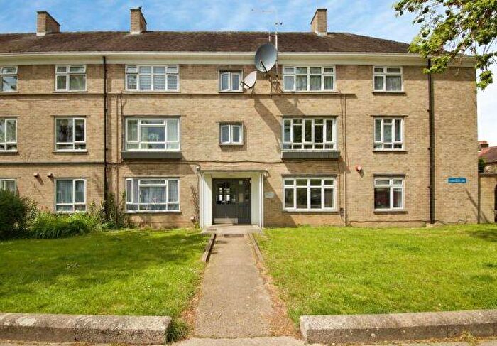 3 Bedroom Flat For Sale In Churchbury Lane, Enfield, Middlesex, EN1
