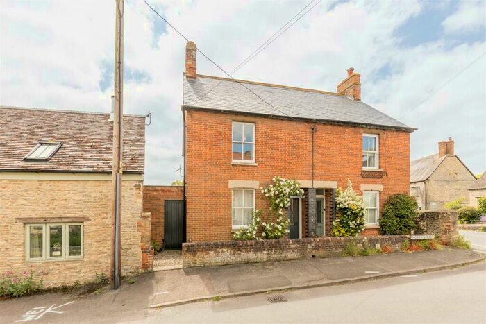3 Bedroom Semi-Detached House For Sale In North Street, Islip, OX5