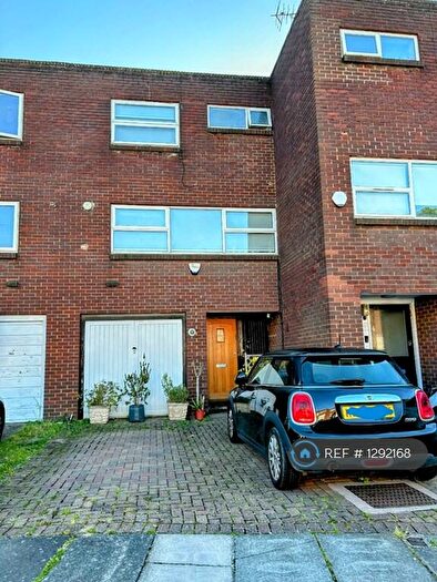 3 Bedroom Terraced House To Rent In Linksway, London, NW4