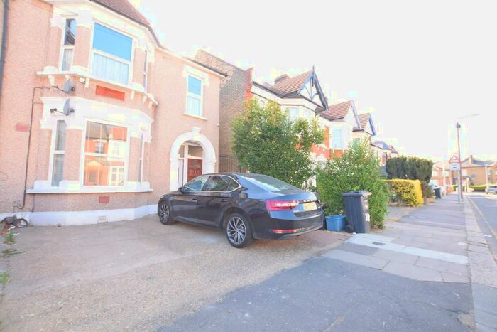 2 Bedroom Ground Flat To Rent In Bathurst Road, Ilford, IG1