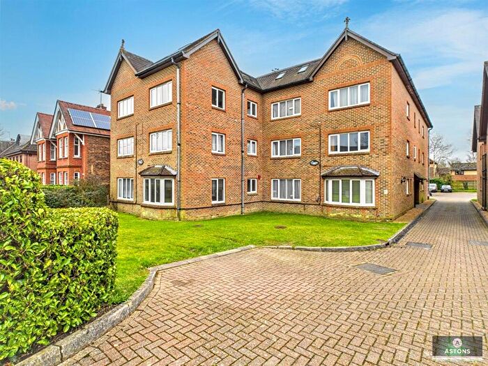 2 Bedroom Flat For Sale In Perryfield Road, Southgate, RH11