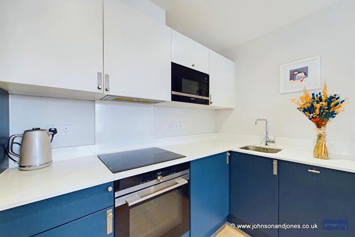 1 Bedroom Flat For Sale In Gogmore Lane, Chertsey, KT16