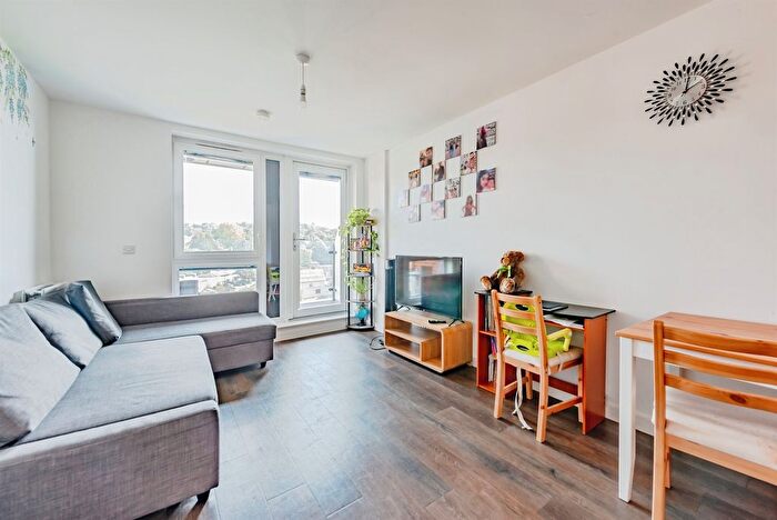 1 Bedroom Flat For Sale In Marketfield Way, Redhill, RH1