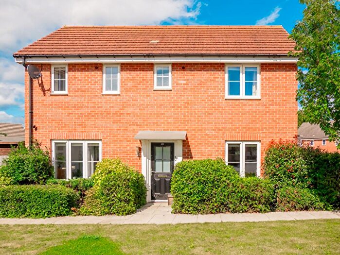 3 Bedroom Detached House For Sale In Pond Chase, Hockley, SS5