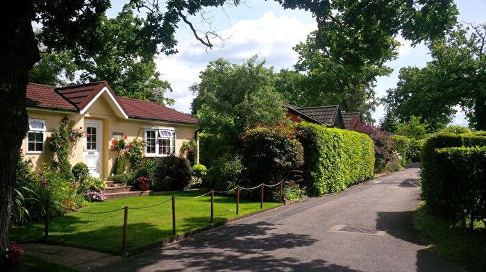2 Bedroom Park Home For Sale In Chertsey, Surrey, KT16
